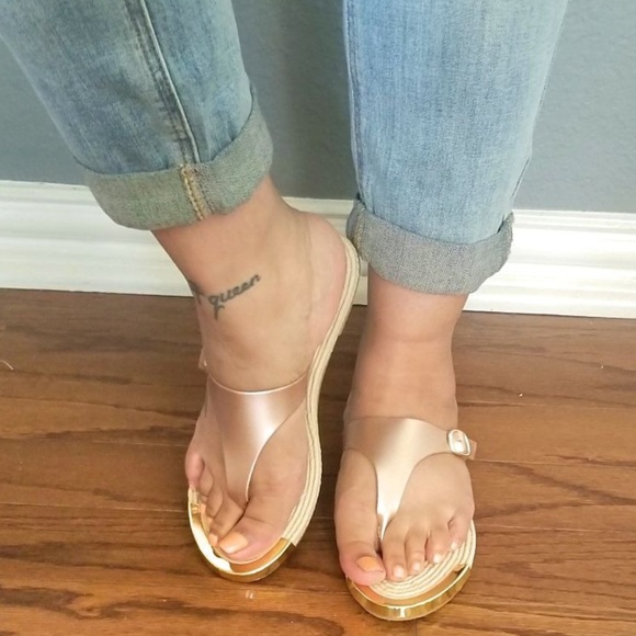 💥 NIB ROSE GOLD SANDALS💥 SZ 6,8,9 ONLY - Picture 1 of 4